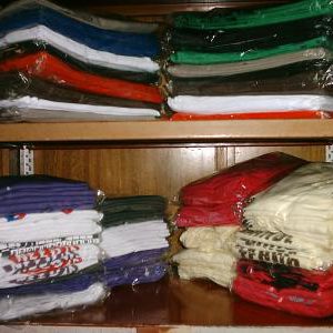 VENDO LOTE DE REMERAS NUEVAS, 174 PRENDAS DE HOMBRE Y MUJER
