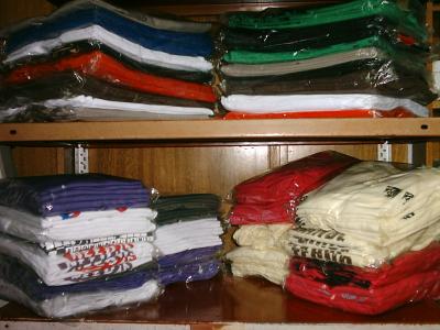 VENDO LOTE DE REMERAS NUEVAS, 174 PRENDAS DE HOMBRE Y MUJER