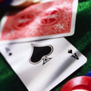Necesito productos de poker cartas  fichas mesas...