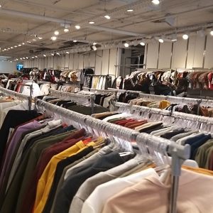 BUSCO MAYORISTA DE ROPA DE TODO TIPO (BASICAS, REPLICAS, DEPORTIVA, etc.) para reventas